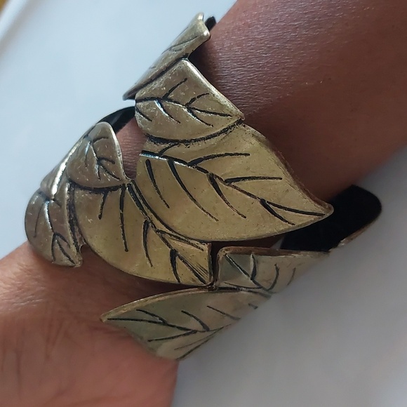 Brass Leaf Designed Hinged Bangle Bracelet - Picture 7 of 8